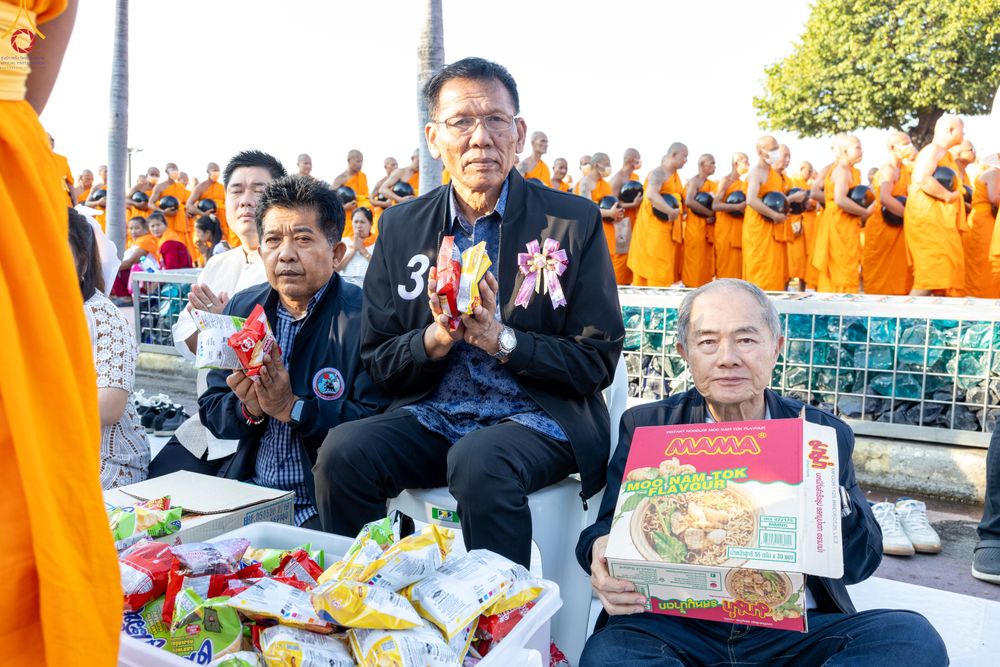 ภาพ No.282689:วันเสาร์ที่ 20 ธันวาคม พ.ศ.2568 พิธีตักบาตรพระ 10,000 รูป (ชุด 2) เนื่องในโอกาส 194 ปี จังหวัดกาญจนบุรี และอุทิศส่วนกุศลให้แด่บรรพชนทั้งหลาย บริเวณถนนสองแคว (Skywalk) เมืองกาญจนบุรี