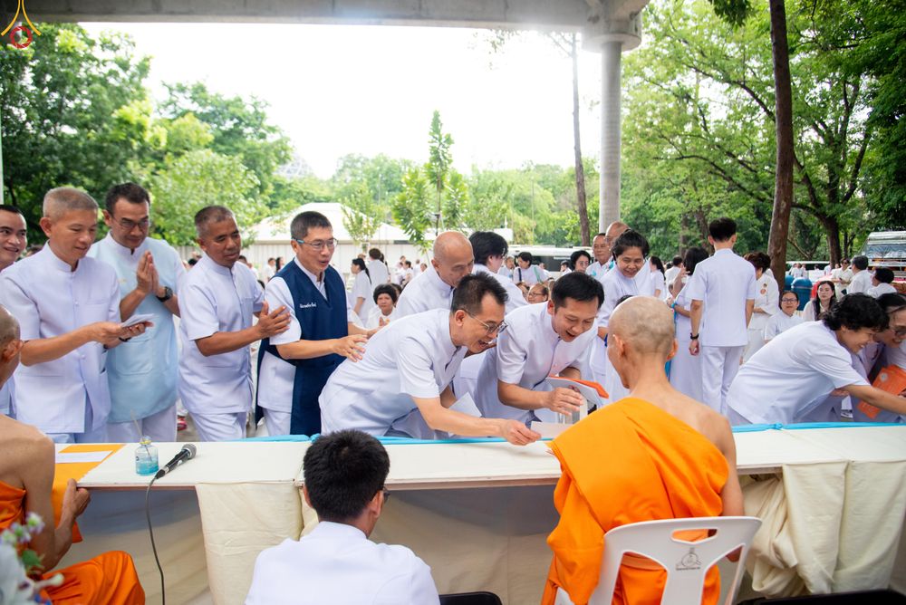 ภาพ No.330943:วันวิสาขบูชา อาทิตย์ที่ 31 พฤษภาคม พ.ศ.2569 พิธีบรรพชาสามเณรอุบาสก 11 ท่าน , พิธีถวายบาตรผ้าไตร และจตุปัจจัยไทยธรรม แด่สามเณร , พิธีอุปสมบทอุทิศชีวิต , พิธีกล่าวคำกัปปิยภัณฑ์  ณ อุโบสถพระไตรปิฎก วัดพระธรรมกาย จังหวัดปทุมธานี