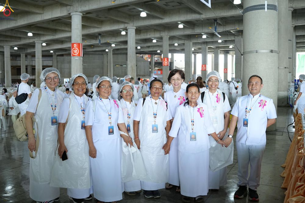 ภาพ No.325685:วันที่ 22 เมษายน พ.ศ.2569(วันคุ้มครองโลก) งานถวายมหาสังฆทาน 40,000 กว่าวัดทั่วประเทศ เจ้าหน้าที่ สาธุชน ร่วมใจจัดเตรียมภัตตาหารเพล (ชุด 2)