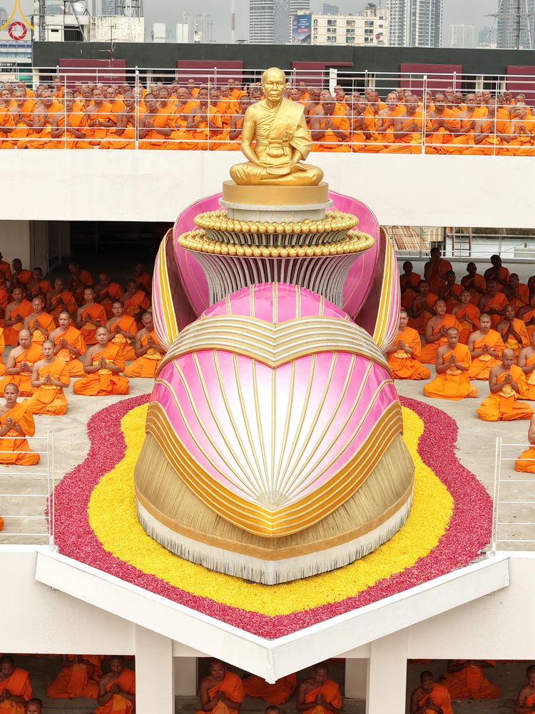 ภาพ No.300036:วันที่ 22 มกราคม พ.ศ.2569 พระธรรมยาตราปฏิบัติธรรม และถ่ายภาพหมู่ประวัติศาสตร์ ณ อาคารธรรมยาตรา กตัญญูบูชามหาปูชนียาจารย์  ตรงข้ามวัดปากน้ำภาษีเจริญ จ.กรุงเทพมหานคร ในโครงการธรรมยาตรา กตัญญูบูชา มหาปูชนียาจารย์ พระมงคลเทพมุนี(สด จนฺทสโร) พระผู้ปราบมาร อนุ
