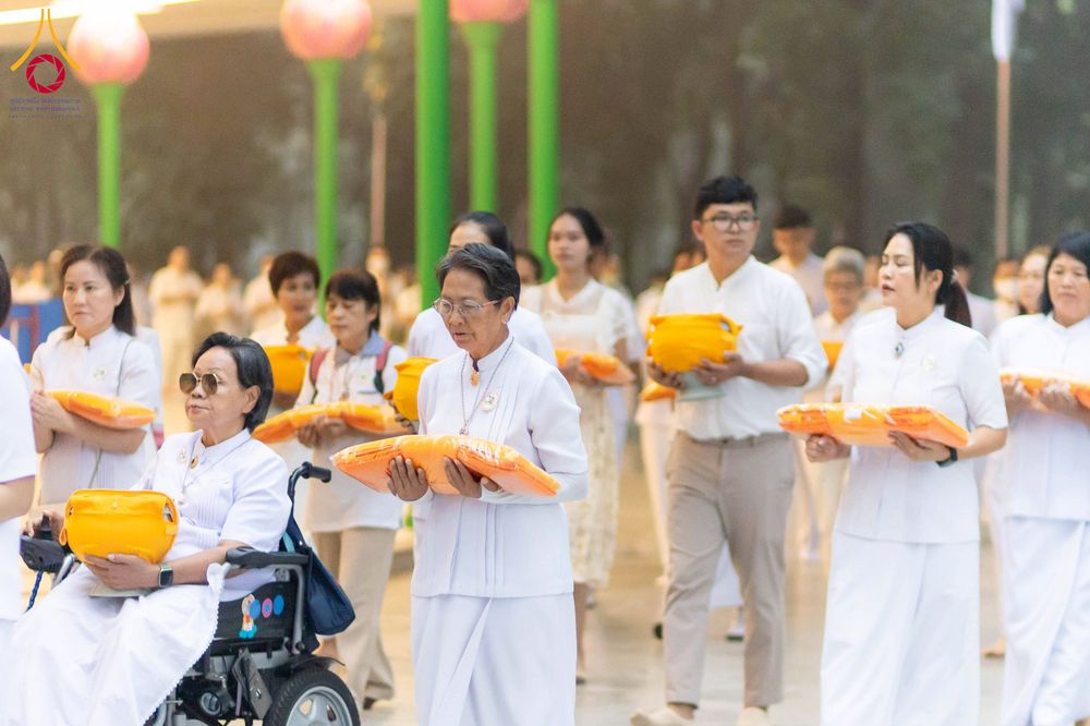 ภาพ No.298082:วันเสาร์ที่ 17 มกราคม พ.ศ. 2569 พิธีบรรพชาอุปสมบท โครงการอุปสมบทหมู่ บูชาธรรมครบ 117 ปี คุณยายอาจารย์มหารัตนอุบาสิกาจันทร์ ขนนกยูง  ณ อุโบสถพระไตรปิฎก วัดพระธรรมกาย