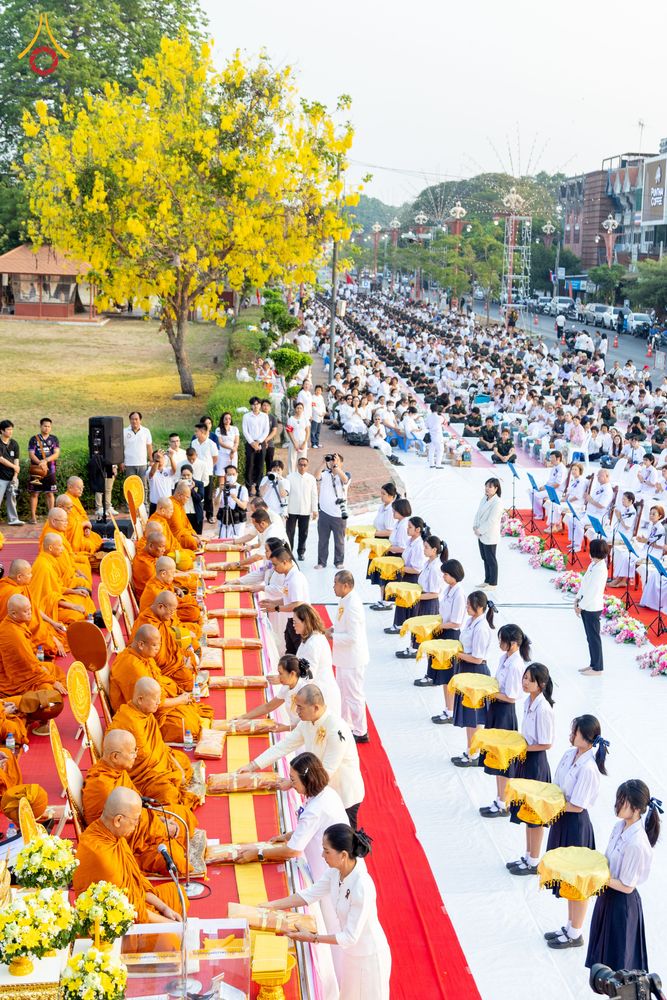 ภาพ No.318026:วันเสาร์ที่ 4 เมษายน พ.ศ. 2569 งานทำบุญเมืองใจกลางอยุธยา  ตักบาตรพระ 1,109 รูป ณ ถนนชีกุน หน้าวัดมหาธาตุ และวัดราชบูรณะ