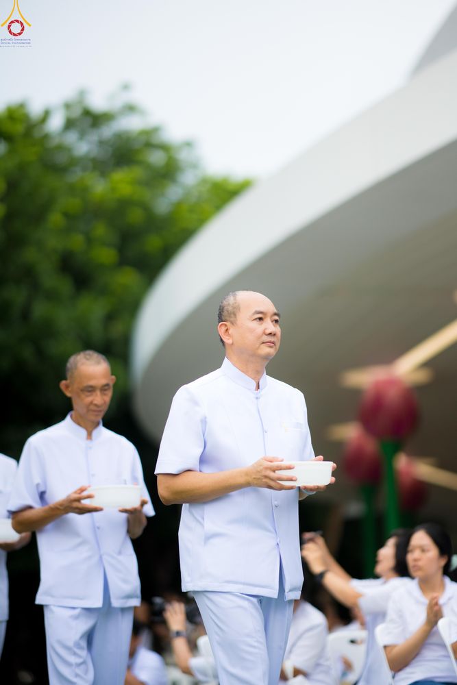 ภาพ No.330553:วันที่ 30 พฤษภาคม พ.ศ.2569 พิธีตัดปอยผมและปลงผม อุบาสกอุปสมบทอุทิศชีวิต 11 ท่าน (ภาพชุดที่ 2) ณ โบสถ์พระไตรปิฎก วัดพระธรรมกาย จังหวัดปทุมธานี