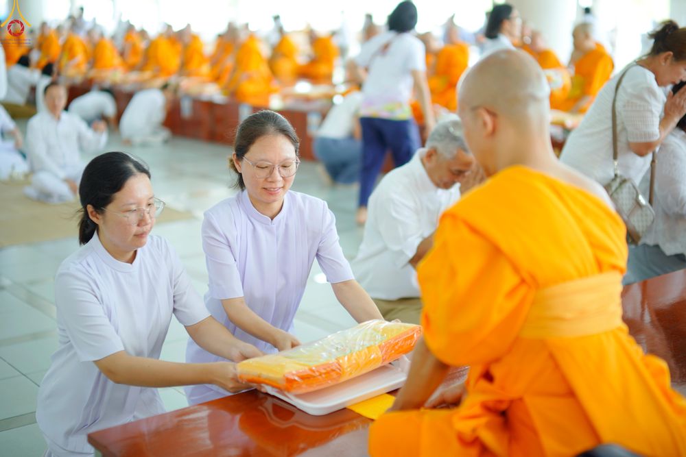 ภาพ No.328851:วันเสาร์ที่ 16 พฤษภาคม พ.ศ.2569 พิธีบุพเปตพลี ครั้งที่ 183 ร่วมอุทิศบุญแด่หมู่ญาติที่ล่วงลับไปแล้ว และสืบทอดอายุพระพุทธศาสนา ณ หอฉันคุณยายอาจารย์ฯ  วัดพระธรรมกาย