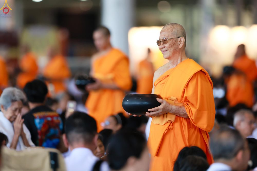ภาพ No.337639:วันอาทิตย์ต้นเดือน 5 กรกฎาคม พ.ศ.2569 พิธีตักบาตรข้าวสารอาหารแห้ง  ณ บ้านแก้วเรือนทองคุณยายฯ วัดพระธรรมกาย