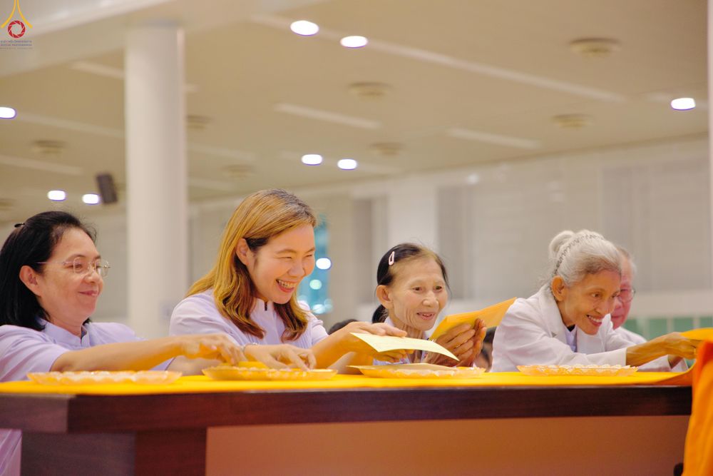 ภาพ No.311708:วันอาทิตย์ต้นเดือนที่ 1 มีนาคม พ.ศ.2569 สัมมนาพิเศษ พิธีมอบรูปหล่อโลหะหลวงปู่วัดปากน้ำ พระมงคลเทพมุนี พิธีมุทิตาสักการะในโอกาสพระครูปลัดรัตนวีรวัฒน์(รังสฤษดิ์ อิทธิจินฺตโก) เจ้าอาวาสวัดพระธรรมกาย  ดำรงตำแหน่งเป็น “ที่ปรึกษาเจ้าคณะจังหวัดปทุมธานี”  ณ ห้อง