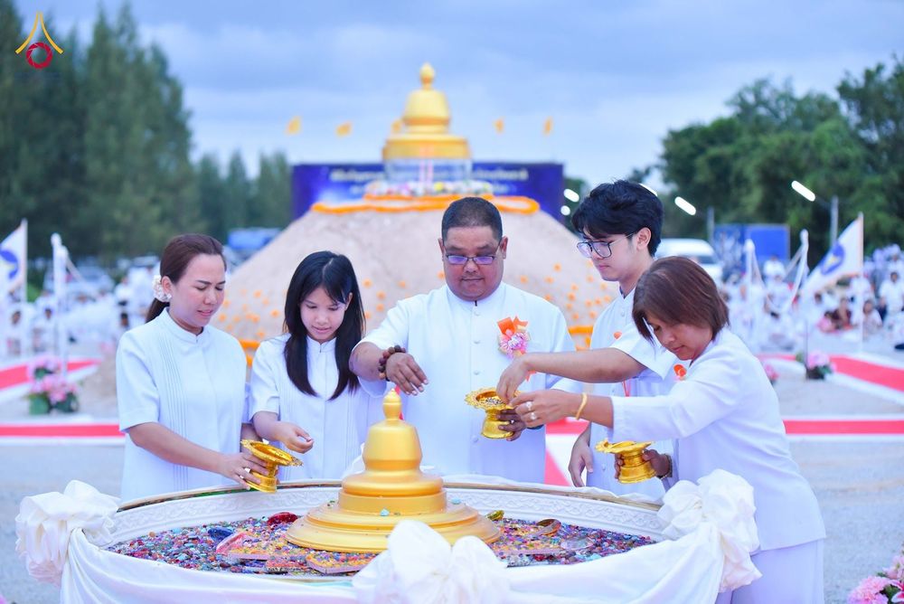 ภาพ No.346665:วันอาทิตย์ที่ 30 สิงหาคม พ.ศ.2569 พิธีทอดผ้าป่า สวดธรรมจักรกัปปวัตนสูตรกลั่นแผ่นดินโปรยรัตนชาติ  สถาปนาองค์พระเจดีย์เพื่อสร้างสันติภาพโลก  ณ ศูนย์ปฏิบัติธรรมพนมสารคาม (เพชรตะวัน) จังหวัดฉะเชิงเทรา