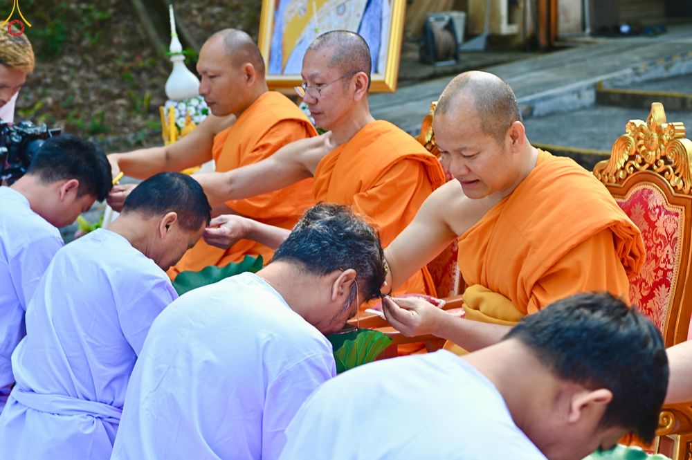 ภาพ No.280787:วันที่ 27 ธันวาคม พ.ศ. 2568  พิธีปลงผมนาคธรรมทายาท โครงการอุปสมบทหมู่บูชาธรรม 81 ปี หลวงพ่อธัมมชโย  ณ สมาคมพุทธ เขตตงช้ง ฮ่องกง