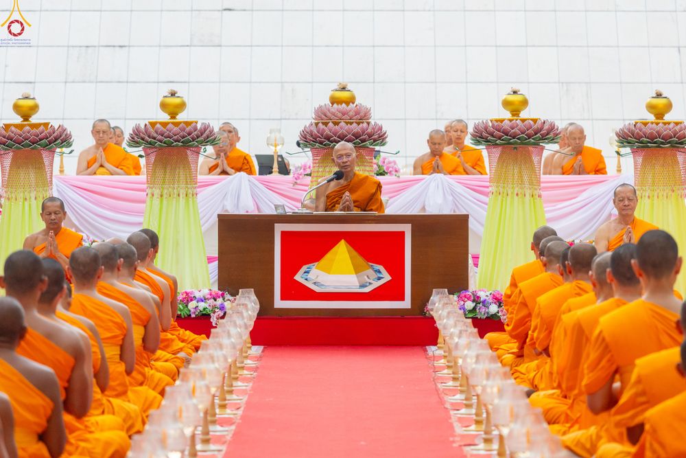 ภาพ No.290094:วันที่ 6 มกราคม พ.ศ. 2569 พิธีจุดประทีปถวายเป็นพุทธบูชา และบูชาธรรมมหาปูชนียาจารย์ (ภาพชุดที่ 2) ณ อนุสรณ์สถานมหาวิหารพระมงคลเทพมุนี (โลตัสแลนด์) อ.สองพี่น้อง จ.สุพรรณบุรี ในโครงการธรรมยาตรา กตัญญูบูชา มหาปูชนียาจารย์ พระมงคลเทพมุนี(สด จนฺทสโร) พระผู้ปรา