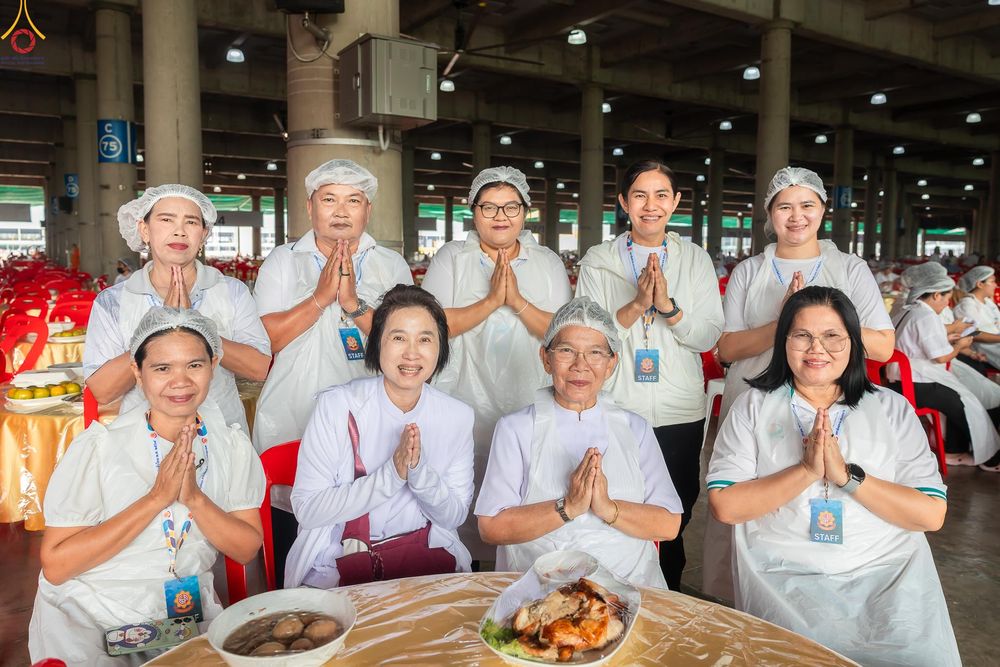 ภาพ No.325796:วันที่ 22 เมษายน พ.ศ.2569(วันคุ้มครองโลก) งานถวายมหาสังฆทาน 40,000 กว่าวัดทั่วประเทศ เจ้าหน้าที่ สาธุชน ร่วมใจจัดเตรียมภัตตาหารเพล (ชุด 2)