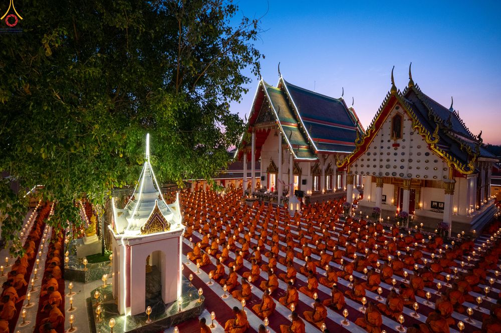 ภาพ No.294109:วันที่ 13 มกราคม พ.ศ. 2569 พิธีจุดประทีปถวายเป็นพุทธบูชา และบูชาธรรมมหาปูชนียาจารย์  (ภาพชุดที่ 2) ณ วัดสองพี่น้อง ต.ต้นตาล อ.สองพี่น้อง จ.สุพรรณบุรี ในโครงการธรรมยาตรา กตัญญูบูชา มหาปูชนียาจารย์ พระมงคลเทพมุนี(สด จนฺทสโร) พระผู้ปราบมาร อนุสรณ์สถาน 7 แห่