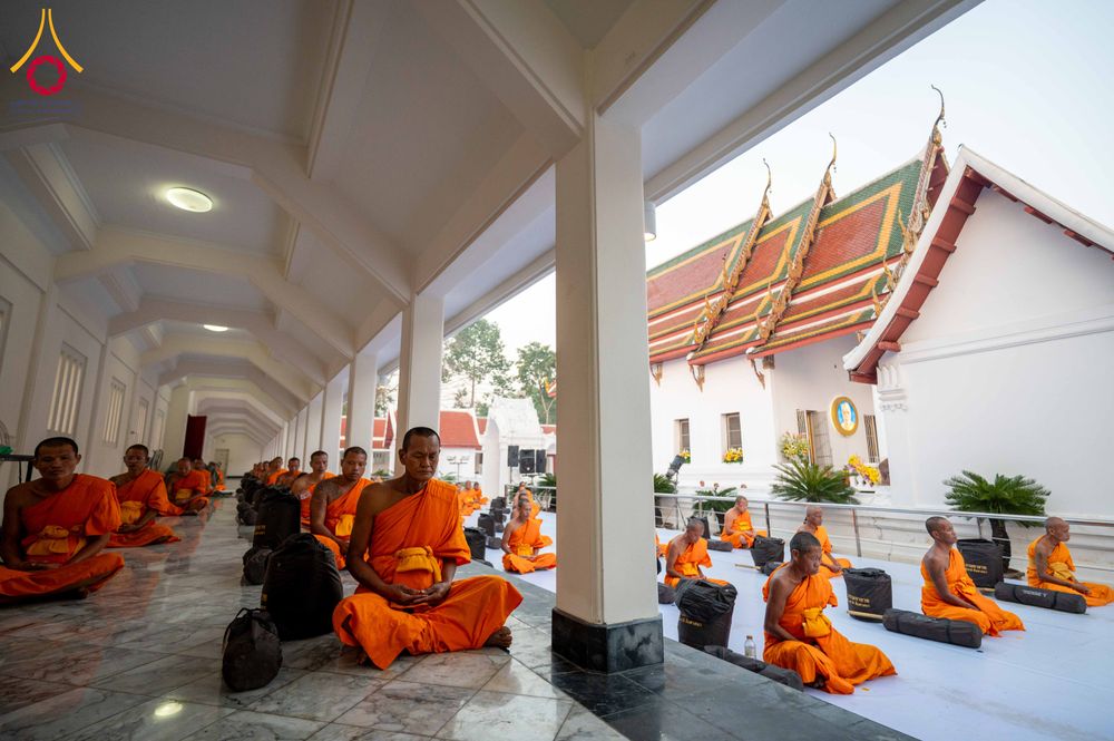 ภาพ No.297306:วันที่ 15 มกราคม พ.ศ.2569 พระธรรมยาตราปฏิบัติธรรมและถ่ายภาพหมู่ประวัติศาสตร์ อนุสรณ์สถานลำดับที่ 4 สถานที่เกิดด้วยกายธรรม  ณ วัดโบสถ์บน ต.บางคูเวียง จ.นนทบุรี ในโครงการธรรมยาตรา กตัญญูบูชา มหาปูชนียาจารย์ พระมงคลเทพมุนี(สด จนฺทสโร) พระผู้ปราบมาร อนุสรณ์ส