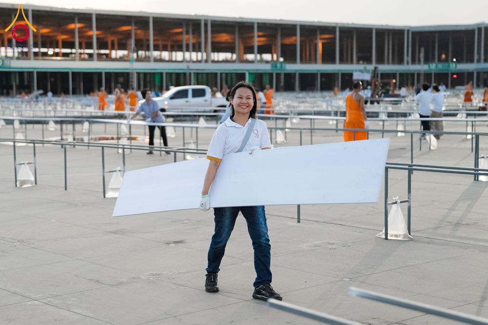 ภาพ No.326455:วันที่ 26 -27 เมษาบน พ.ศ.2569 การเก็บงานแผ่นหน้าโต๊ะที่ลานธรรม งานถวายมหาสังฆทาน 40,000 กว่าวัดทั่วประเทศ ณ ลานธรรม วัดพระธรรมกาย