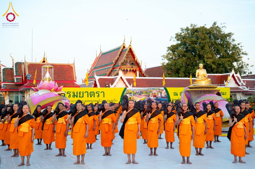 ภาพ No.294648:วันอาทิตย์ที่ 14 ธันวาคม พ.ศ.2568 พระธรรมยาตราปฏิบัติธรรมและถ่ายภาพหมู่ประวัติศาสตร์ ณ วัดสองพี่น้อง ต.ต้นตาล อ.สองพี่น้อง จ.สุพรรณบุรี ในโครงการธรรมยาตรา กตัญญูบูชา มหาปูชนียาจารย์ พระมงคลเทพมุนี(สด จนฺทสโร) พระผู้ปราบมาร อนุสรณ์สถาน 7 แห่ง ปีที่ 14