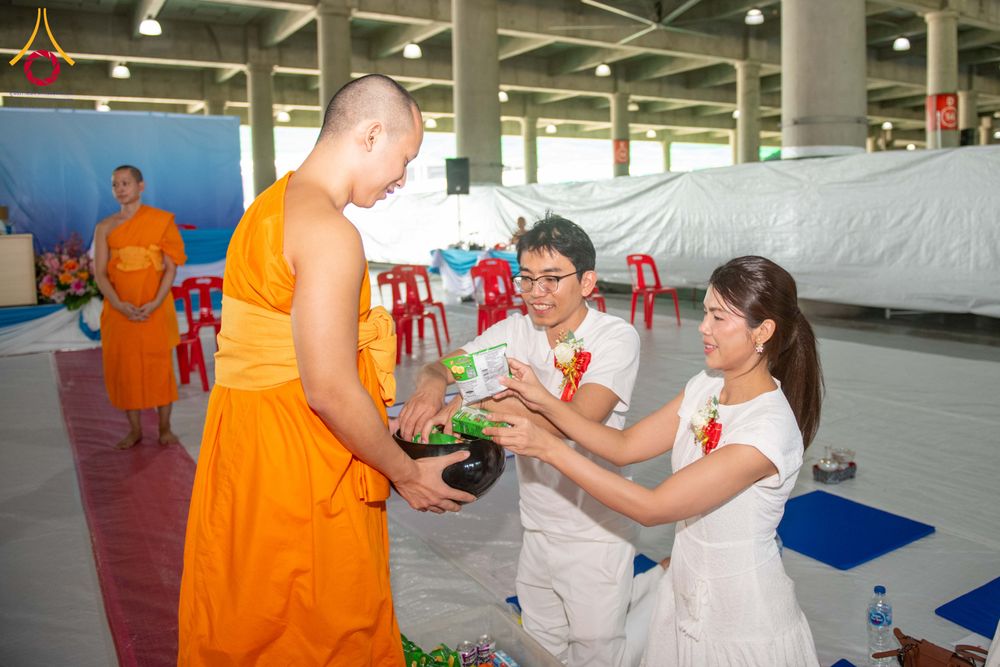 ภาพ No.340007:วันอาทิตย์ที่ 19 กรกฎาคม พ.ศ.2569 พิธีตักบาตรโครงการบรรพชาสามเณรนานาชาติ รุ่นที่ 15 ณ มหารัตนวิหารคด 6 วัดพระธรรมกาย