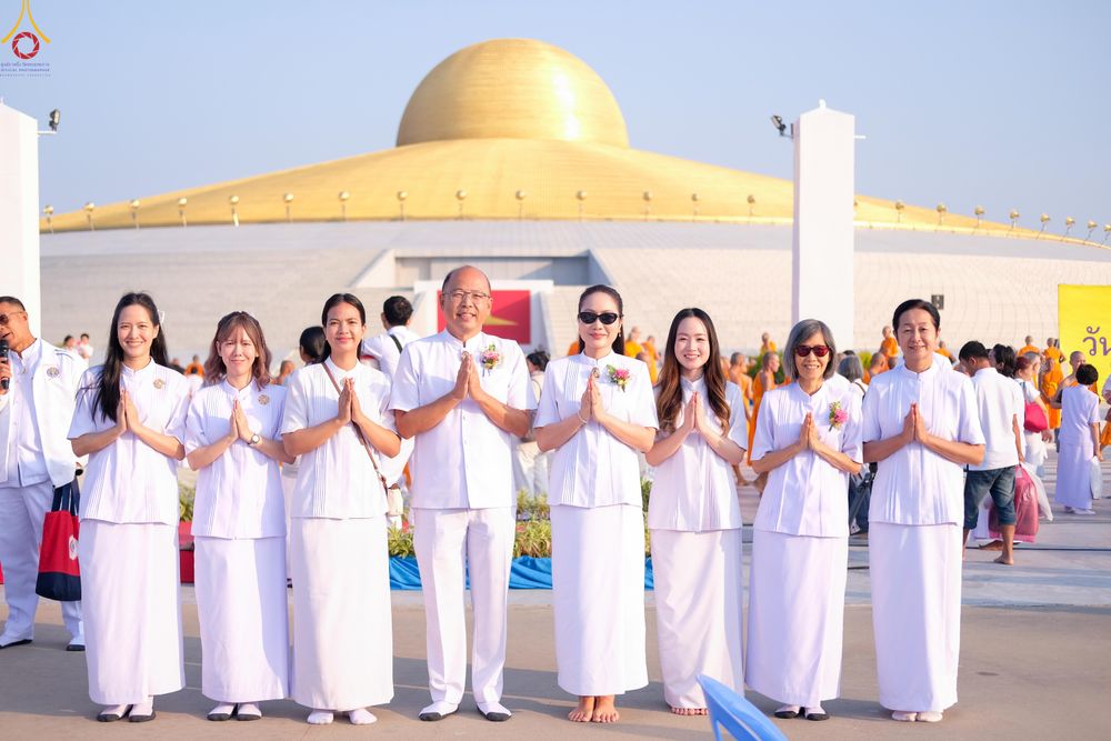 ภาพ No.279948:วันที่ 1 มกราคม พ.ศ.2569 พิธีตักบาตรในวันขึ้นปีใหม่ ณ ลานธรรม วัดพระธรรมกาย