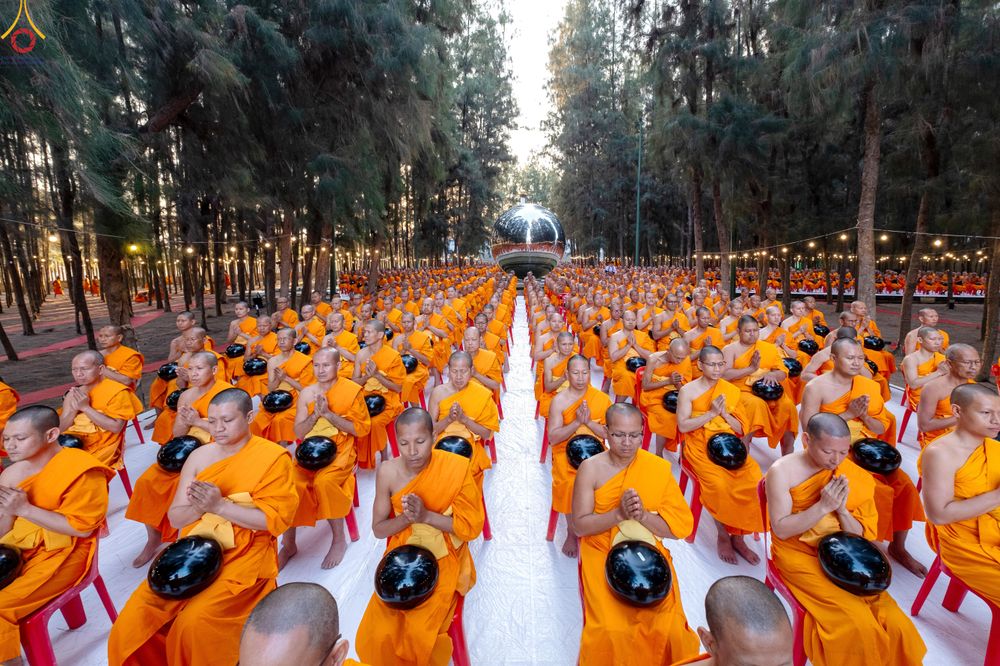 ภาพ No.289266:วันที่ 7 มกราคม พ.ศ. 2569 พิธีตักบาตรพระธรรมยาตรา ณ อนุสรณ์สถานลำดับที่ 1 สถานที่เกิดด้วยรูปกายเนื้อ อนุสรณ์สถานมหาวิหารพระมงคลเทพมุนี (โลตัสแลนด์) อ.สองพี่น้อง จ.สุพรรณบุรี ในโครงการธรรมยาตรา กตัญญูบูชา มหาปูชนียาจารย์ พระมงคลเทพมุนี(สด จนฺทสโร) พระผู้ป