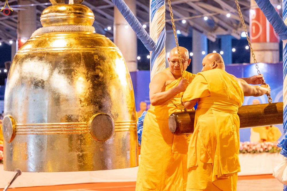 ภาพ No.280292:วันที่ 31 ธันวาคม พ.ศ.2568 -วันที่ 1 มกราคม พ.ศ.2569 พิธีฉลองชัยสวดมนต์บทธัมมจักกับปปวัตนสูตร ครบ 8,000,000,000 จบ , พิธีสวดมนต์ข้ามปี ณ วัดพระธรรมกาย