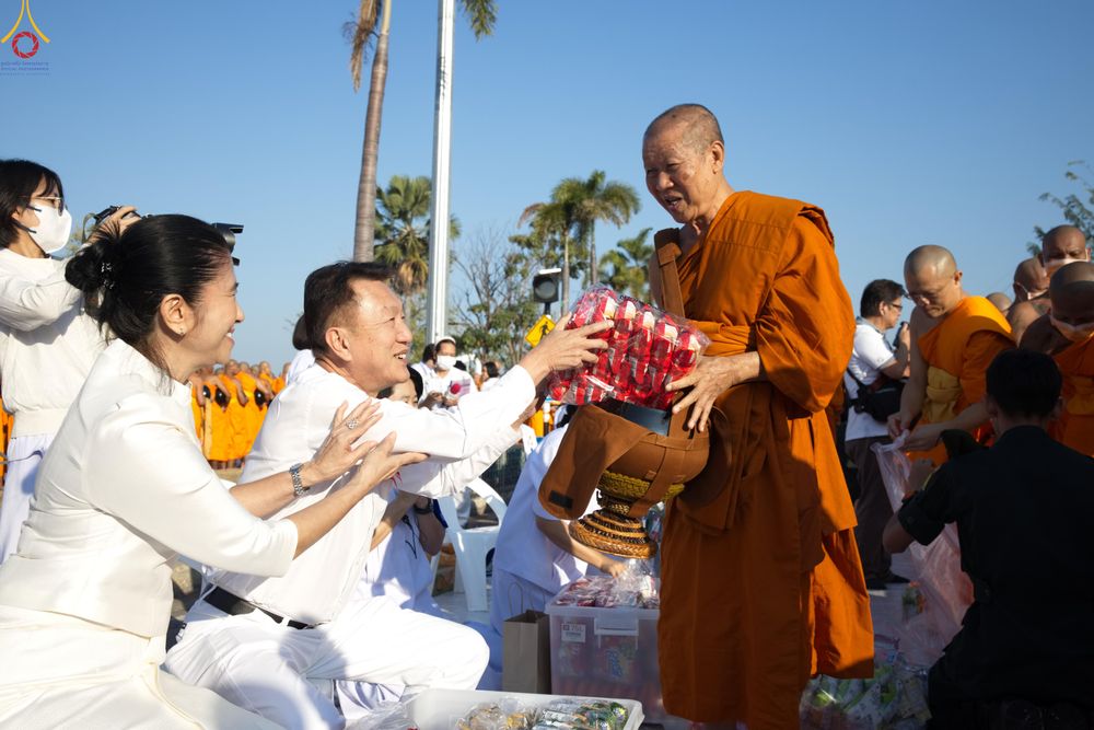 ภาพ No.284258:วันเสาร์ที่ 20 ธันวาคม พ.ศ.2568  พิธีตักบาตรพระ 10,000 รูป เนื่องในโอกาส 194 ปี จังหวัดกาญจนบุรี และอุทิศส่วนกุศลให้แด่บรรพชนทั้งหลาย บริเวณถนนสองแคว (Skywalk) เมืองกาญจนบุรี