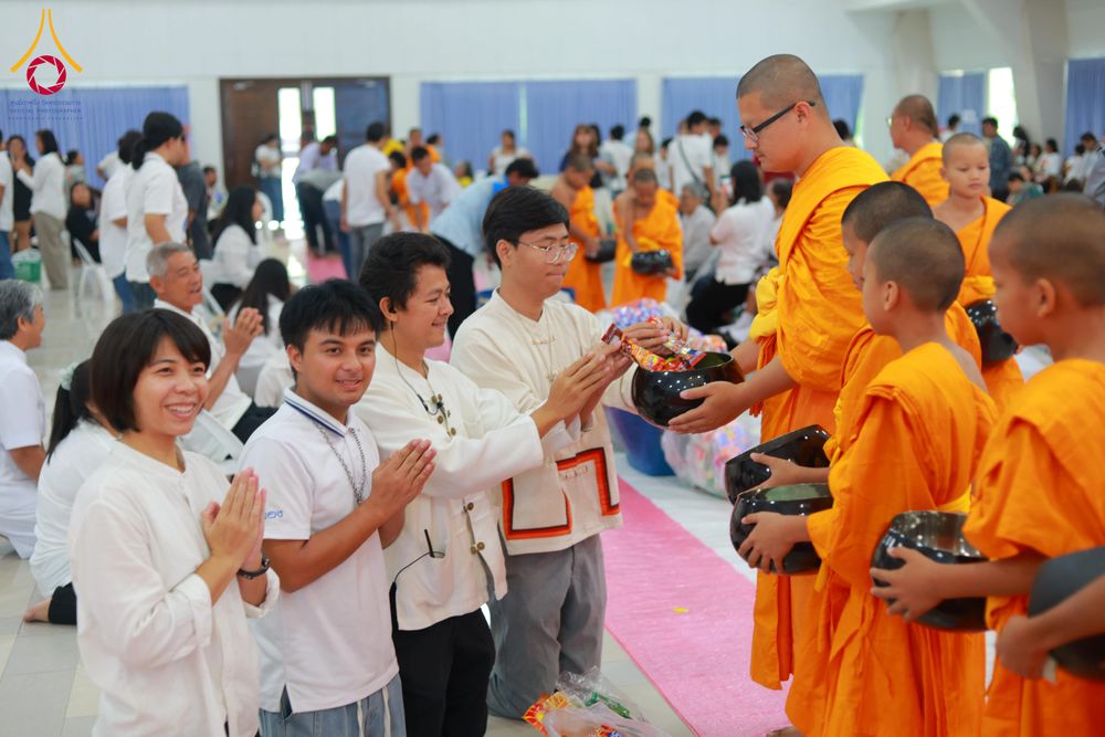 ภาพ No.321899:วันที่ 12 เมษายน พ.ศ.2569 ตักบาตรสงกรานต์ฉลองสามเณรใหม่  ณ ศูนย์ปฏิบัติธรรมระยอง(บ้านช่องลม)