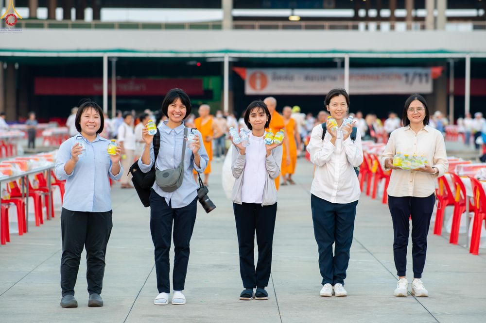 ภาพ No.322669:วันที่ 17 เมษายน พ.ศ.2569 การเรียงกล่องไทยธรรม เรียงน้ำดื่ม เรียงร่ม ณ ลานธรรมพระมหาธรรมกายเจดีย์ เพื่องานถวายมหาสังฆทาน 40,000 กว่าวัดทั่วประเทศ วันคุ้มครองโลก 22 เมษายน พ.ศ.2569 วัดพระธรรมกาย