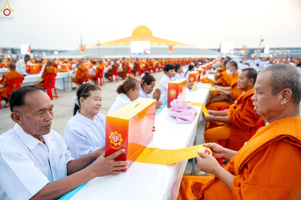 ภาพ No.324740:วันที่ 22 เมษายน พ.ศ.2569 (วันคุ้มครองโลก) บรรยากาศสาธุชน ในงานถวายมหาสังฆทาน 40,000 กว่าวัดทั่วประเทศ ณ ลานธรรม วัดพระธรรมกาย