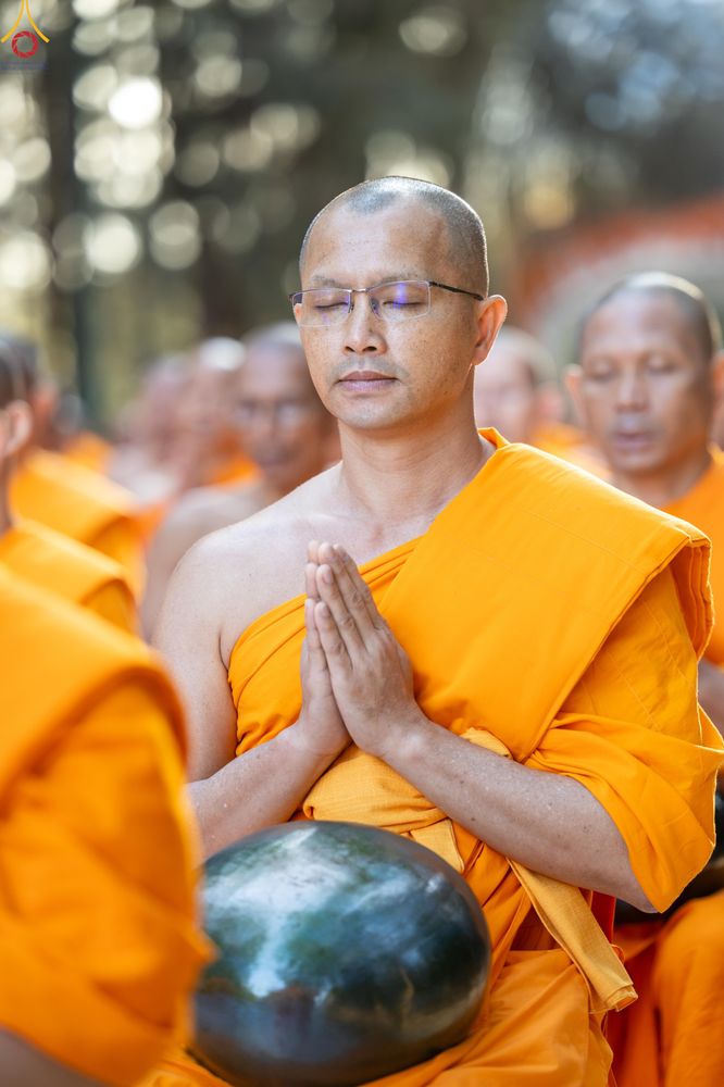 ภาพ No.289301:วันที่ 7 มกราคม พ.ศ. 2569 พิธีตักบาตรพระธรรมยาตรา ณ อนุสรณ์สถานลำดับที่ 1 สถานที่เกิดด้วยรูปกายเนื้อ อนุสรณ์สถานมหาวิหารพระมงคลเทพมุนี (โลตัสแลนด์) อ.สองพี่น้อง จ.สุพรรณบุรี ในโครงการธรรมยาตรา กตัญญูบูชา มหาปูชนียาจารย์ พระมงคลเทพมุนี(สด จนฺทสโร) พระผู้ป