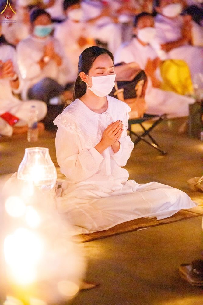 ภาพ No.73494:พิธีจุดประทีปถวายเป็นพุทธบูชา และบูชาธรรมมหาปูชนียาจารย์ ในโครงการธรรมยาตรากตัญญูบูชา มหาปูชนียาจารย์ พระมงคลเทพมุนี(สด จนฺทสโร) พระผู้ปราบมาร ปีที่ 11 ณ อนุสรณ์สถานลำดับที่ 4 สถานที่เกิดด้วยกายธรรม วัดโบสถ์ (บน) บางคูเวียง อ.บางกรวย จ.นนทบุรี วันที่ 21 