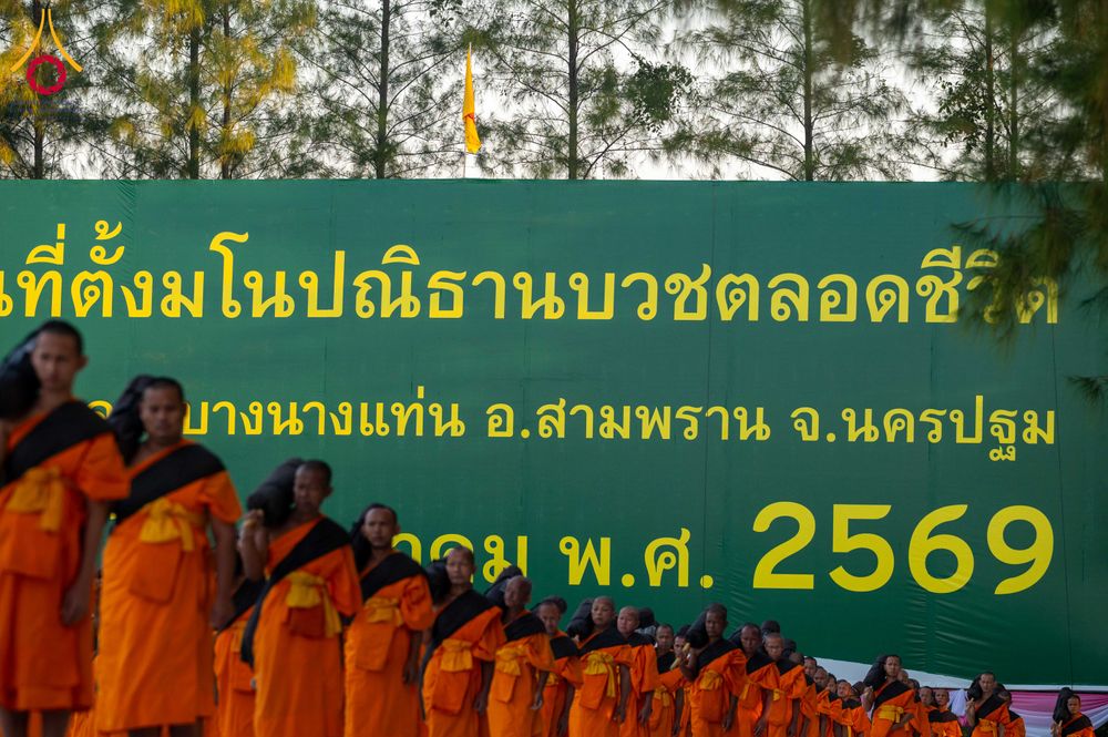 ภาพ No.290673:วันที่ 8 มกราคม พ.ศ. 2569 พระธรรมยาตราปฏิบัติธรรม และถ่ายภาพหมู่ประวัติศาสตร์ ในโครงการธรรมยาตรา กตัญญูบูชามหาปูชนียาจารย์ พระมงคลเทพมุนี(สด จนฺทสโร) พระผู้ปราบมาร อนุสรณ์สถาน 7 แห่ง ปีที่ 14 ณ อนุสรณ์สถานคลองบางนางแท่น อ.สามพราน จ.นครปฐม