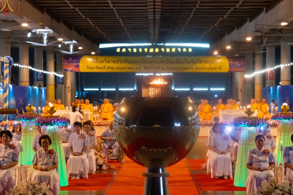 ภาพ No.330989:วันวิสาขบูชา อาทิตย์ที่ 31 พฤษภาคม พ.ศ.2569 พิธีจุดวิสาขประทีป , พิธีเวียนประทักษิณ  รอบพระมหาธรรมกายเจดีย์  และพิธีฉลองชัยสวดมนต์บทธัมมจักกัปปวัตนสูตร  ครบ 8,415,000,000 จบ ณ วัดพระธรรมกาย