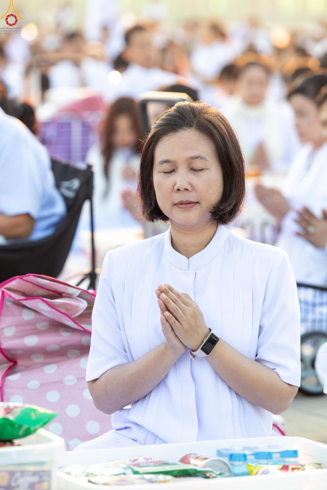 ภาพ No.279789:วันที่ 1 มกราคม พ.ศ.2569 พิธีตักบาตรในวันขึ้นปีใหม่ ณ ลานธรรม วัดพระธรรมกาย