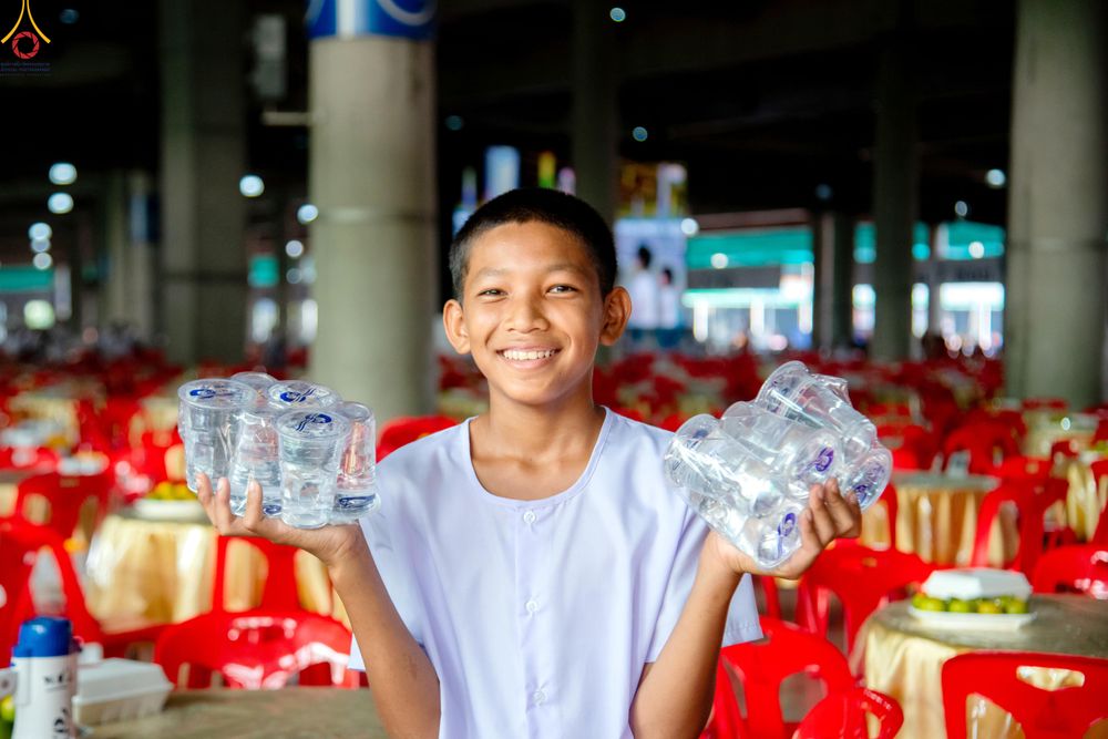 ภาพ No.325824:วันที่ 22 เมษายน พ.ศ.2569(วันคุ้มครองโลก) งานถวายมหาสังฆทาน 40,000 กว่าวัดทั่วประเทศ เจ้าหน้าที่ สาธุชน ร่วมใจจัดเตรียมภัตตาหารเพล (ชุด 2)