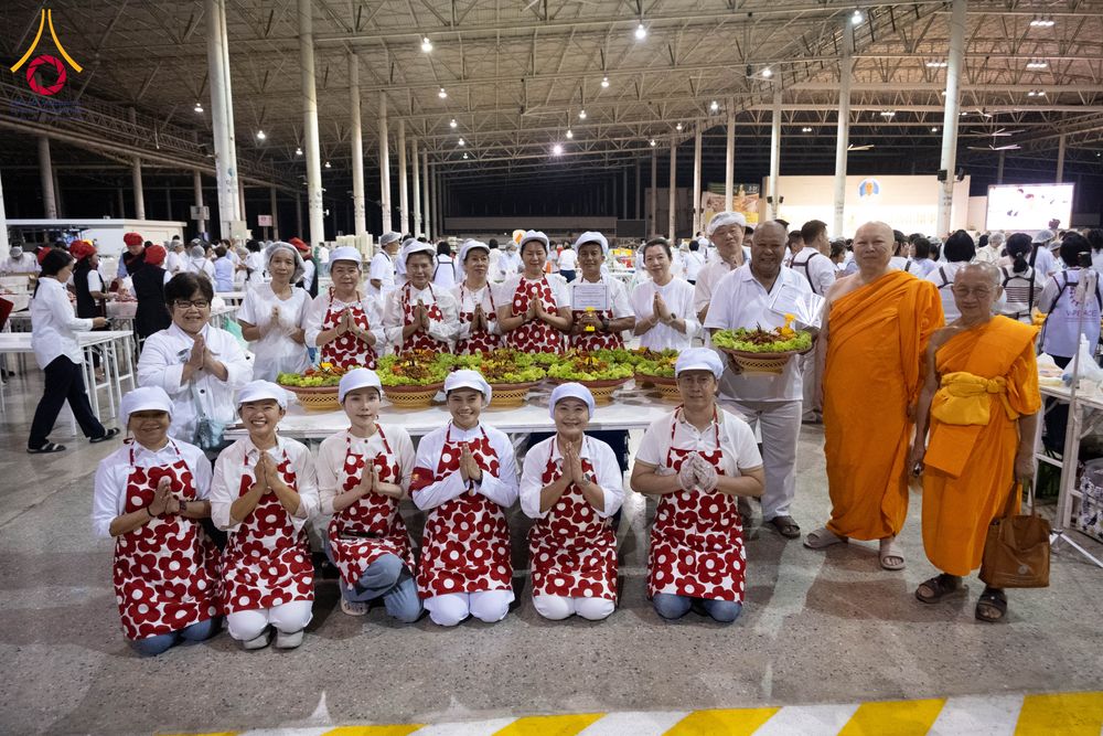 ภาพ No.287254:วันที่ 3 มกราคม พ.ศ.2569 พิธีถวายภัตตาหารเป็นสังฆทาน แด่พระธรรมยาตรา ณ วัดพระธรรมกาย  จังหวัดปทุมธานี ในโครงการธรรมยาตรา กตัญญูบูชา มหาปูชนียาจารย์ พระมงคลเทพมุนี(สด จนฺทสโร) พระผู้ปราบมาร อนุสรณ์สถาน 7 แห่ง ปีที่ 14