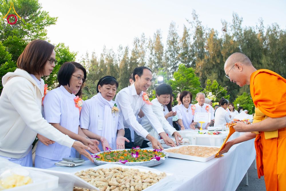 ภาพ No.288880:วันที่ 6 มกราคม พ.ศ. 2569 พิธีถวายภัตตาหารเป็นสังฆทาน แด่พระธรรมยาตรา ในโครงการธรรมยาตรา กตัญญูบูชา มหาปูชนียาจารย์ พระมงคลเทพมุนี(สด จนฺทสโร) พระผู้ปราบมาร อนุสรณ์สถาน 7 แห่ง ปีที่ 14 ณ อนุสรณ์สถานมหาวิหารพระมงคลเทพมุนี (โลตัสแลนด์) อ.สองพี่น้อง จ.สุพรร