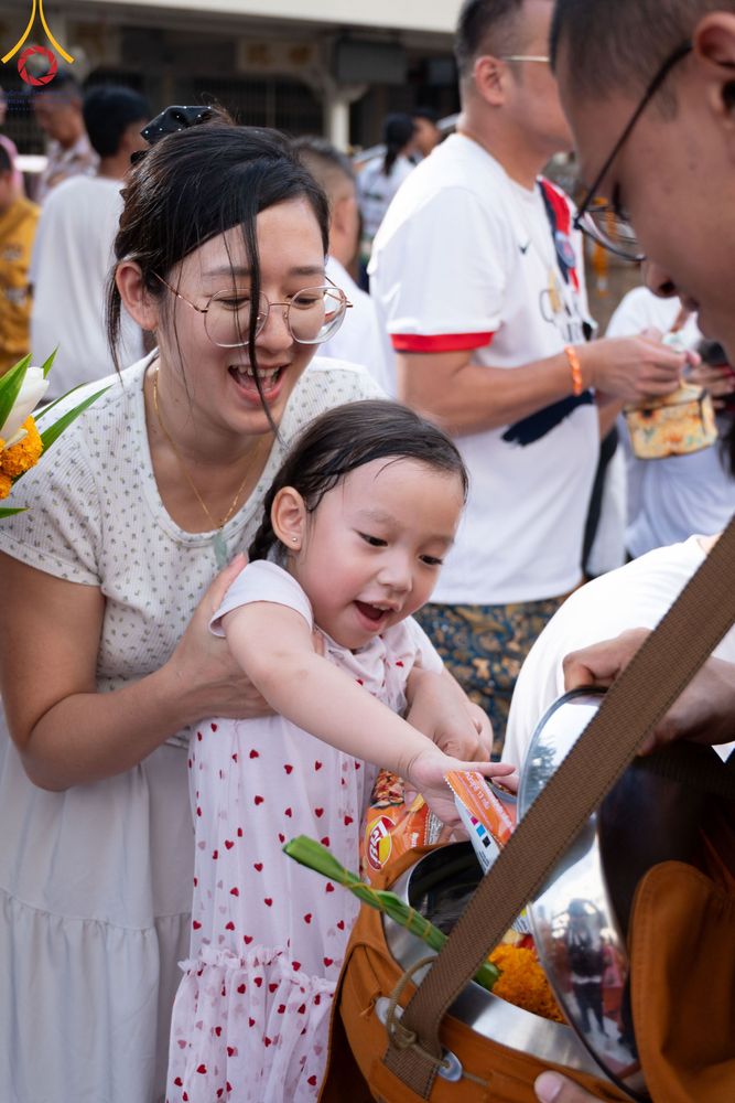 ภาพ No.343215:วันอาทิตย์ที่ 16 สิงหาคม พ.ศ.2569 พิธีตักบาตรพระ 10,000 รูป นานาชาติ ปีที่ 23 คณะสงฆ์ 4 ประเทศ 14 จังหวัดภาคใต้ น้อมถวายเป็นพุทธบูชา ทำบุญเพื่อแม่- พ่อ ณ ถนนนิพัทธ์อุทิศ 3 อ.หาดใหญ่ จ.สงขลา
