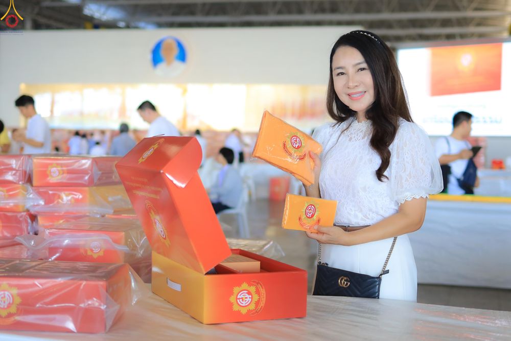 ภาพ No.322019:วันที่ 12 -13 เมษายน พ.ศ.2569 การเตรียมกล่องไทยธรรม + การขนย้ายเก้าอี้ เพื่องานถวายมหาสังฆทาน 40,000 กว่าวัดทั่วประเทศ วันคุ้มครองโลก 22 เมษายน พ.ศ.2569 วัดพระธรรมกาย