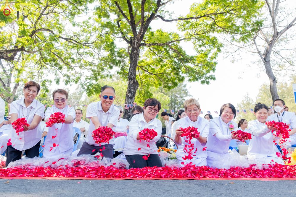 ภาพ No.304030:วันที่ 25 มกราคม พ.ศ. 2569 พิธีต้อนรับพระธรรมยาตรา  รร.สามัคคีราษฏร์บำรุง-วัดพระธรรมกาย ในโครงการธรรมยาตรา กตัญญูบูชา มหาปูชนียาจารย์ พระมงคลเทพมุนี(สด จนฺทสโร) พระผู้ปราบมาร อนุสรณ์สถาน 7 แห่ง ปีที่ 14