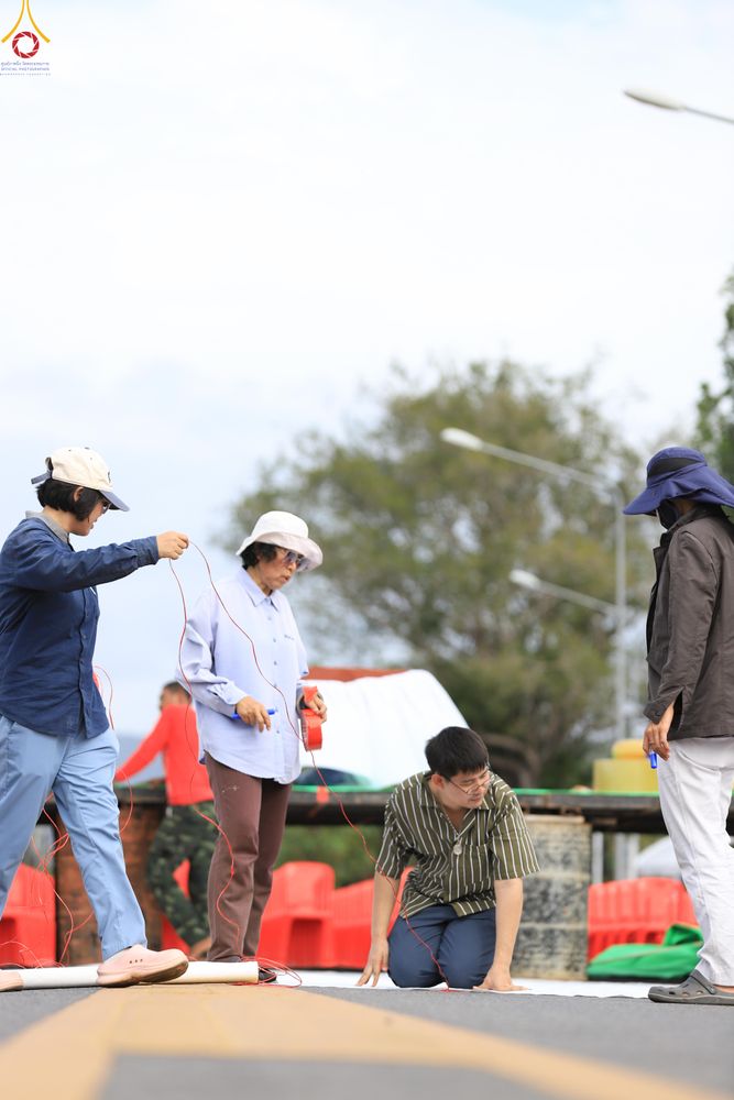 ภาพ No.280872:วันที่ 27 ธันวาคม พ.ศ.2568 คณะสงฆ์และเจ้าหน้าที่ทุกสังกัด ช่วยกันเตรียมงานตักบาตรพระ 1,000 รูป จ.สตูล