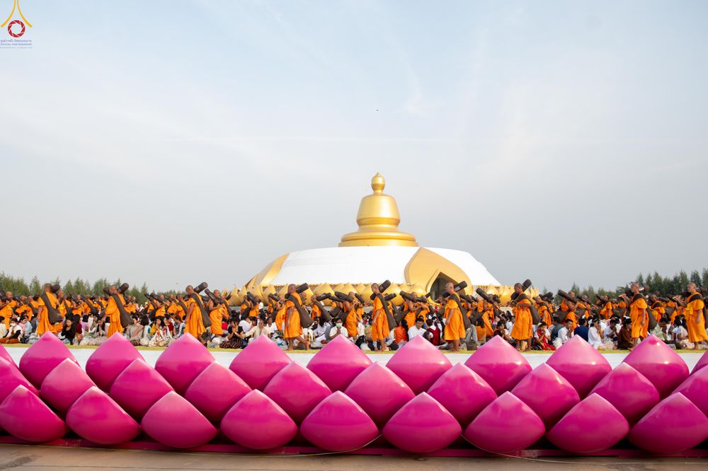 ภาพ No.299555:วันที่ 18 มกราคม พ.ศ. 2569 พิธีต้อนรับพระธรรมยาตรา (ภาพชุดที่ 2) ณ อนุสรณ์สถานลำดับที่ 5  สถานที่เผยแผ่วิชชาธรรมกายครั้งแรก อนุสรณ์สถานบางปลา วัดบางปลา อำเภอบางเลน จังหวัดนครปฐม ในโครงการธรรมยาตรา กตัญญูบูชา มหาปูชนียาจารย์ พระมงคลเทพมุนี(สด จนฺทสโร) พระ