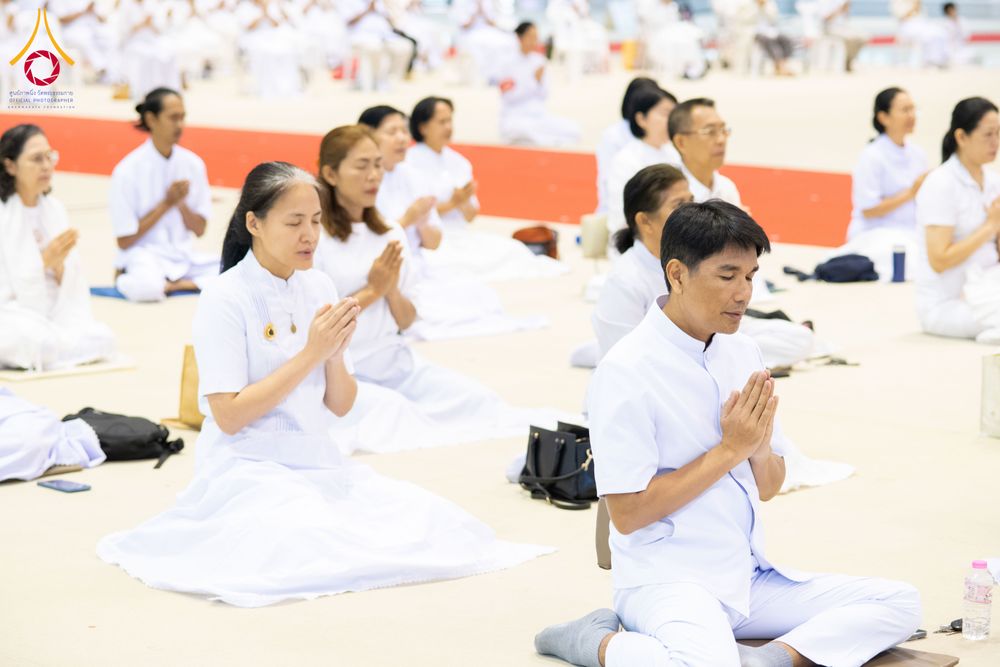 ภาพ No.284929:วันอาทิตย์ที่ 14 ธันวาคม พ.ศ.2568  พิธีปฏิบัติธรรม พิธีถวายภัตตาหารเป็นสังฆทาน พิธีมอบต้นสมบัติจักรพรรดิ ถวายแด่เจ้าอาวาสและประธานสงฆ์ 236 ศูนย์ส่งเสริมศีลธรรมทั่วโลก ณ สภาธรรมกายสากล วัดพระธรรมกาย