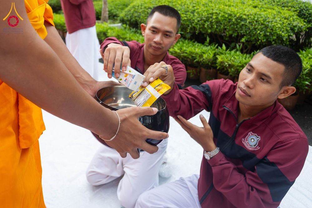 ภาพ No.351523:วันที่ 22 กันยายน พ.ศ. 2569  พิธีตักบาตรสามเณรธรรมทายาท โครงการบรรพชาพัฒนาคุณธรรม จริยธรรม  สำหรับนักเรียนนายสิบตำรวจ (นสต.) รุ่นที่ 16 ศูนย์ฝึกอบรมตำรวจภูธรภาค 1  ณ วัดพระพุทธบาทราชวรมหาวิหาร