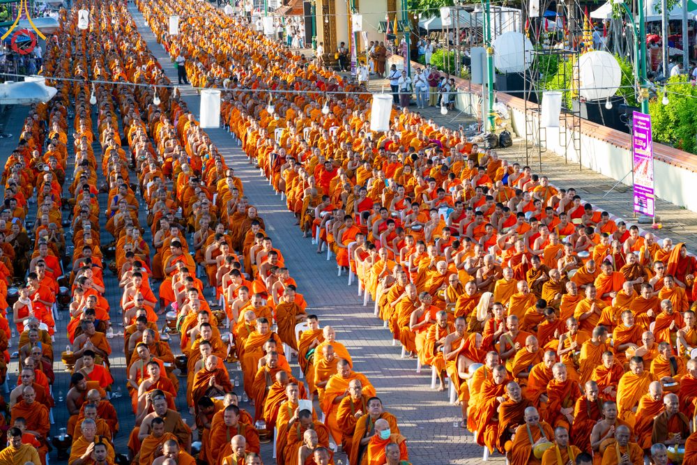 ภาพ No.311220:วันเสาร์ที่ 28 กุมภาพันธ์ พ.ศ. 2569 พิธีตักบาตรพระมหากุศล 11,250 รูป เฉลิมฉลอง 1,250 ปีศรีธรรมราชเจดีย์ สู่มรดกโลก ณ ถนนราชดำเนิน บริเวณหน้าวัดพระมหาธาตุวรมหาวิหาร อ.เมือง จ.นครศรีธรรมราช