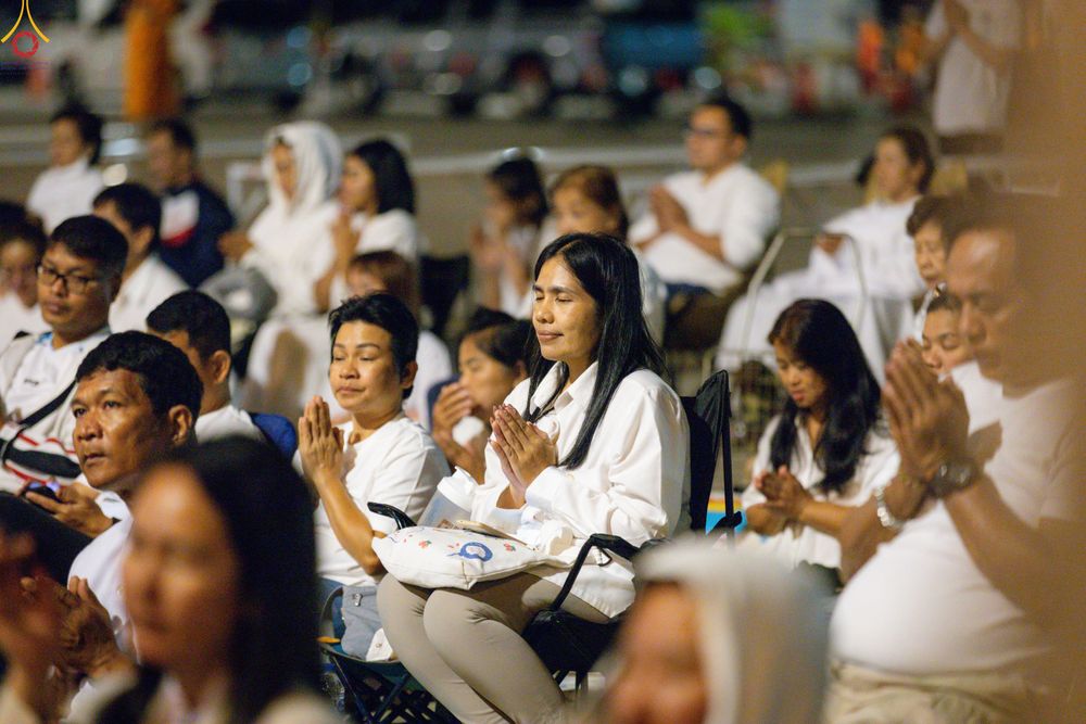 ภาพ No.280440:วันที่ 31 ธันวาคม พ.ศ.2568 -วันที่ 1 มกราคม พ.ศ.2569 พิธีฉลองชัยสวดมนต์บทธัมมจักกับปปวัตนสูตร ครบ 8,000,000,000 จบ , พิธีสวดมนต์ข้ามปี ณ วัดพระธรรมกาย