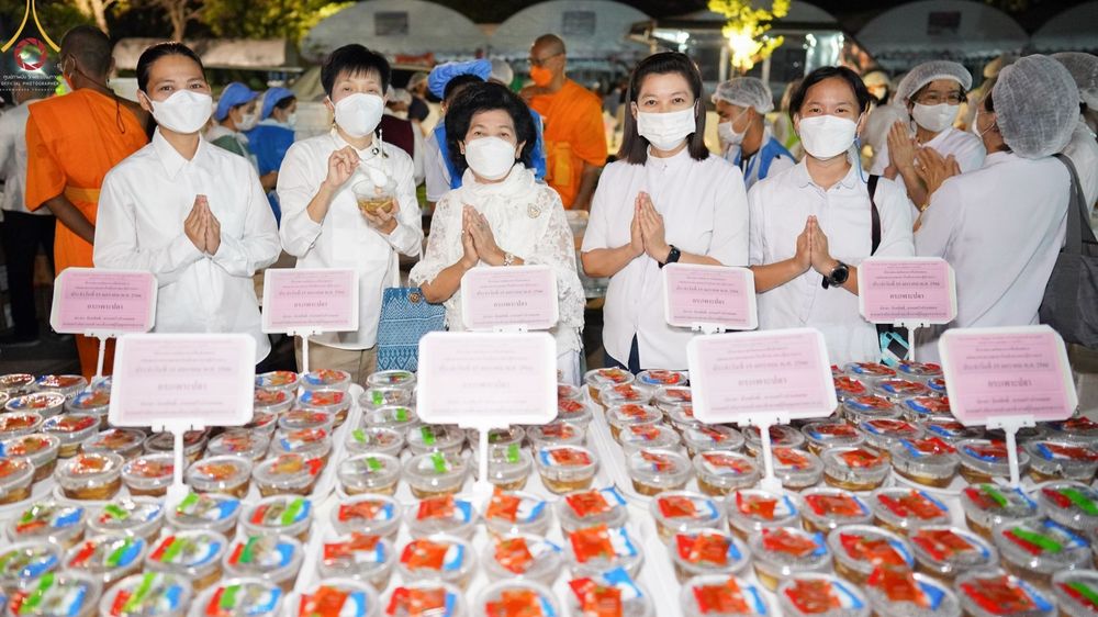 ภาพ No.71297:พิธีถวายภัตตาหารเป็นสังฆทาน แด่คณะพระธรรมยาตราฯ ในโครงการธรรมยาตรากตัญญูบูชา มหาปูชนียาจารย์ พระมงคลเทพมุนี(สด จนฺทสโร) พระผู้ปราบมาร อนุสรณ์สถาน 7 แห่ง ปีที่ 11 วันที่ 15 มกราคม พ.ศ. 2566