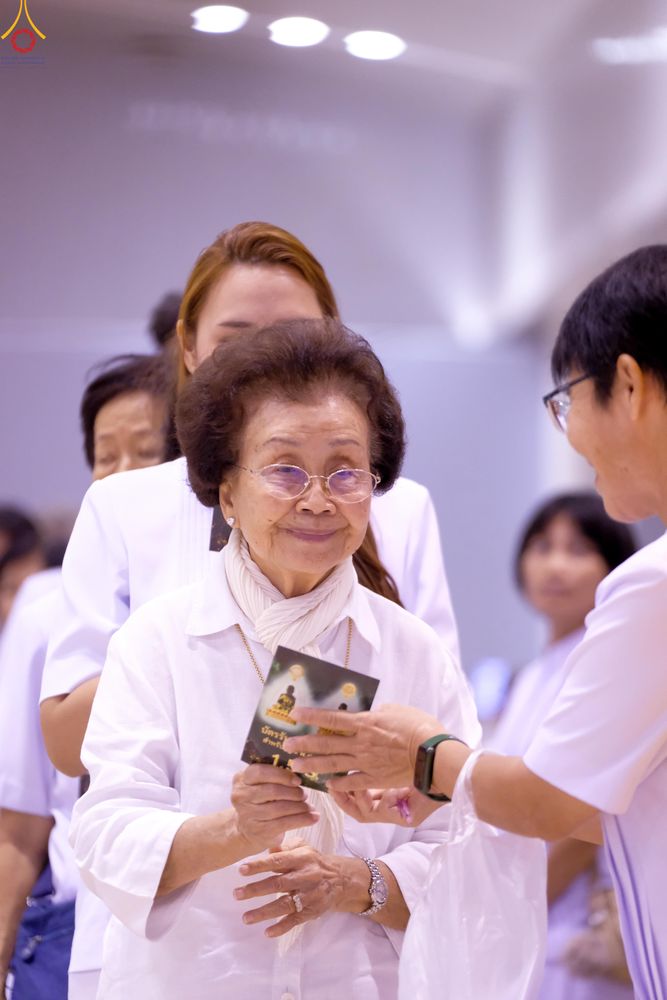 ภาพ No.311647:วันอาทิตย์ต้นเดือนที่ 1 มีนาคม พ.ศ.2569 สัมมนาพิเศษ พิธีมอบรูปหล่อโลหะหลวงปู่วัดปากน้ำ พระมงคลเทพมุนี พิธีมุทิตาสักการะในโอกาสพระครูปลัดรัตนวีรวัฒน์(รังสฤษดิ์ อิทธิจินฺตโก) เจ้าอาวาสวัดพระธรรมกาย  ดำรงตำแหน่งเป็น “ที่ปรึกษาเจ้าคณะจังหวัดปทุมธานี”  ณ ห้อง