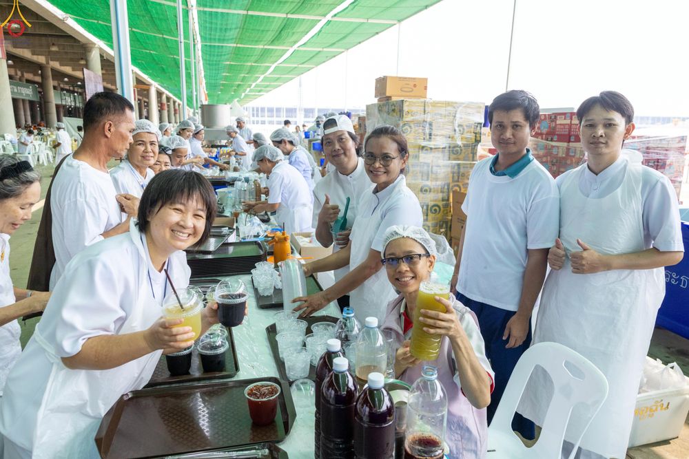 ภาพ No.323692:วันที่ 22 เมษายน พ.ศ.2569(วันคุ้มครองโลก) งานถวายมหาสังฆทาน 40,000 กว่าวัดทั่วประเทศ คณะสงฆ์ฉันภัตตาหารเพล