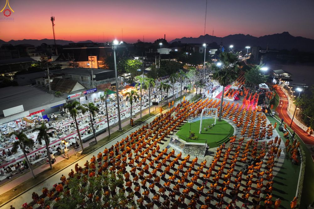ภาพ No.284138:วันเสาร์ที่ 20 ธันวาคม พ.ศ.2568  พิธีตักบาตรพระ 10,000 รูป เนื่องในโอกาส 194 ปี จังหวัดกาญจนบุรี และอุทิศส่วนกุศลให้แด่บรรพชนทั้งหลาย บริเวณถนนสองแคว (Skywalk) เมืองกาญจนบุรี