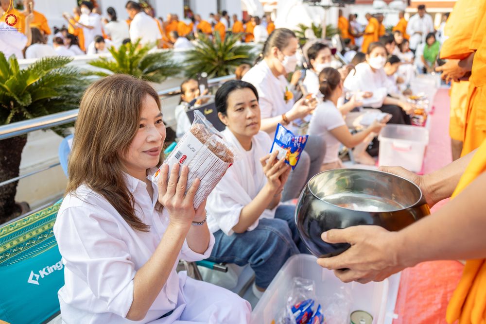 ภาพ No.297729:วันที่ 18 มกราคม พ.ศ. 2569 พิธีตักบาตรพระธรรมยาตรา ณ วัดโบสถ์บน ต.บางคูเวียง จ.นนทบุรี อนุสรณ์สถานลำดับที่ 4 สถานที่เกิดด้วยกายธรรม ในโครงการธรรมยาตรา กตัญญูบูชา มหาปูชนียาจารย์ พระมงคลเทพมุนี(สด จนฺทสโร) พระผู้ปราบมาร อนุสรณ์สถาน 7 แห่ง ปีที่ 14