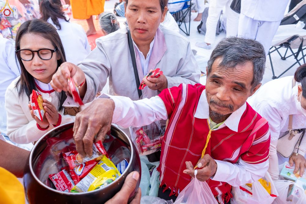 ภาพ No.294529:วันที่ 14 มกราคม พ.ศ. 2569 พิธีตักบาตรพระธรรมยาตรา ณ วัดสองพี่น้อง ต.ต้นตาล อ.สองพี่น้อง จ.สุพรรณบุรี ในโครงการธรรมยาตรา กตัญญูบูชา มหาปูชนียาจารย์ พระมงคลเทพมุนี(สด จนฺทสโร) พระผู้ปราบมาร อนุสรณ์สถาน 7 แห่ง ปีที่ 14