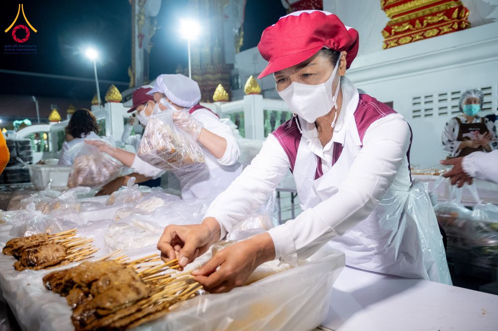 ภาพ No.293694:วันที่ 14 มกราคม พ.ศ. 2569  พิธีถวายภัตตาหารเป็นสังฆทาน แด่พระธรรมยาตรา  ณ วัดสองพี่น้อง ต.ต้นตาล อ.สองพี่น้อง จ.สุพรรณบุรี  ในโครงการธรรมยาตรา กตัญญูบูชา มหาปูชนียาจารย์  พระมงคลเทพมุนี(สด จนฺทสโร) พระผู้ปราบมาร  อนุสรณ์สถาน 7 แห่ง ปีที่ 14